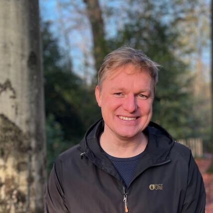 portret van Stijn Vermeulen in een bos